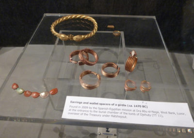 Pendientes de oro y cuentas de collar hallados en el tumba de Djehuty y ahora expuestos en el Museo de Luxor.