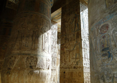 Columnas y pilares en Medinet Habu, con la policromía en muy buen estado de conservación.