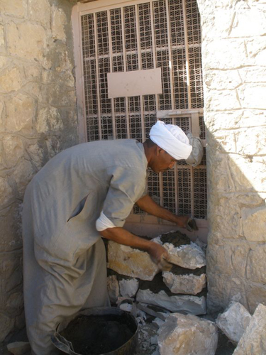 Sayed tapia como todos los años la entrada a la tumba de Djehuty.