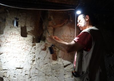 Nacho instala las luces en el pasillo de la tumba de Djehuty.