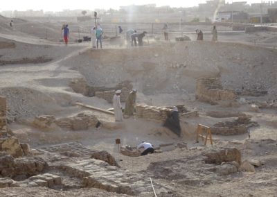 Comenzamos la excavación delante del patio de entrada a la tumba de Djehuty.