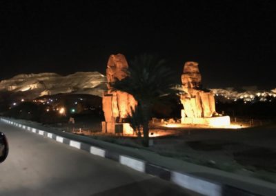 Los colosos de Memnon nos dan la bienvenida a la necrópolis
