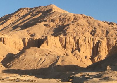 Vista de la montaña tebana, del pico de el-Qurn.