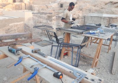 El herrero, Ahmed, haciendo nuevas cajas de metal.
