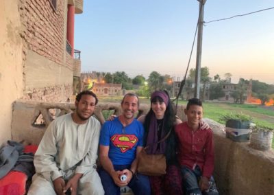 Hisham, el hijo de Yuma, con Nacho, Marisol y su hermano pequeño.