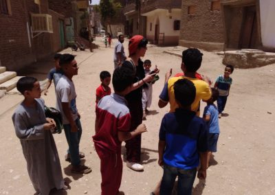 Marisol rodeada de niños en las calles de el-Tarif.
