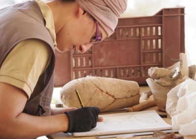 María documenta cerámica de años anteriores.