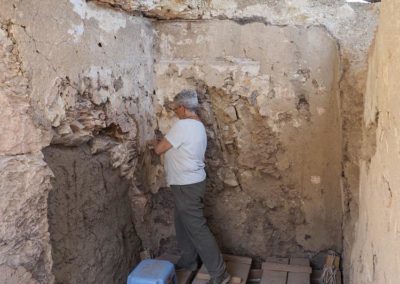 Pía comienza la limpieza de la sala transversal de la tumba que excavó David.