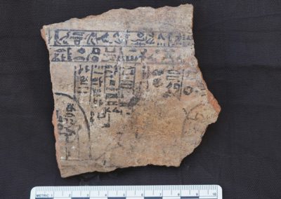 Ostracon hallado por Laura, con texto en jeroglífico y escenas figurativas.