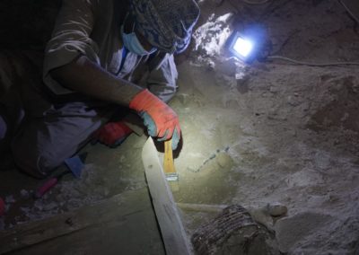 Ibrahim ayuda a David en el último tramo de la excavación del pozo.
