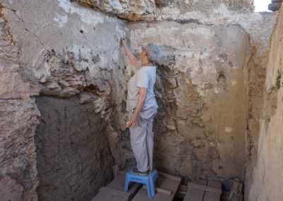 Pía limpia y consolida la tumba que excavó David hace un par de años.