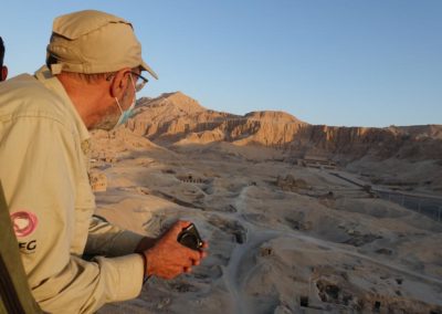 José Miguel observa cómo nos vamos acercando al templo de Hatshepsut.