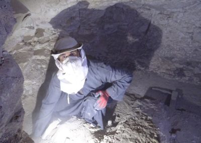 Gamal excava en al cámara sepulcral del pozo.