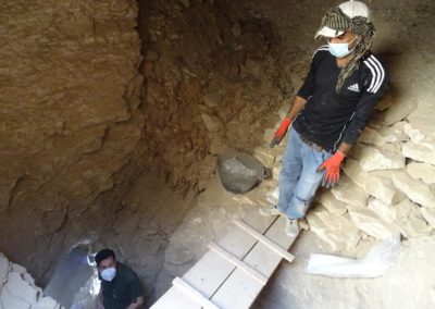 Basam y David en el pozo que conecta con la tumba de la dinastía XII.