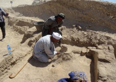 El rais Ali y Badauy excavan alrededor de la vasija de época persa.