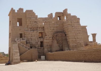 "Migdol" o castillo de Ramsés III a la entrada del templo.