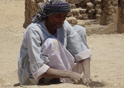 Ahmed es uno de los excavadores que supervisa Ana.