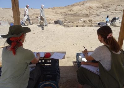 Marisol y Ana toman notas sobre sus respectivas zonas de excavación