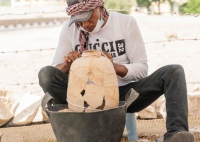 Khaled recompone una de las vasijas halladas en el patio de una tumba excavada por David hace años.