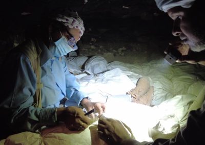 Salima y Yasín revisan el almacenamiento de momias humanas.