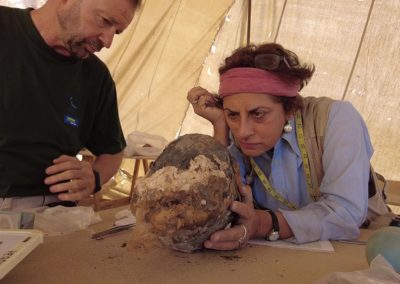 Salima y Jesús analizan un cráneo hallado hace unos años.