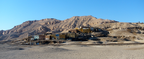 Colina de Qurnet Murrai, de las pocas casas modernas que quedan ya en la necrópolis.