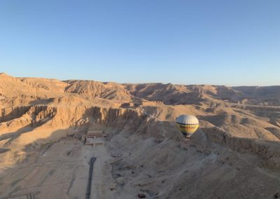 Vista espectacular de valle de Deir el-Bahari.