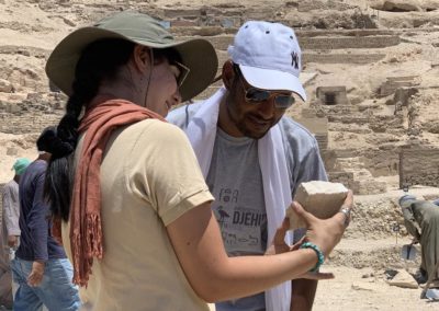 Laura muestra a Mahmoud el ostracon hallado hoy.