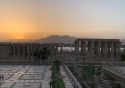 Puesta de sol desde la orilla este, con el templo de Luxor en primer plano.