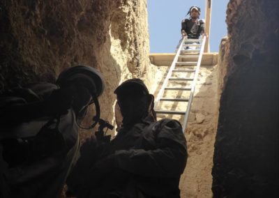 Javier baja el primer tramo del pozo para documentar la excavación de David e Ibrahim.