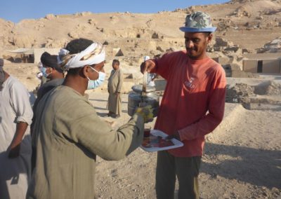 Hamdi sirve el té a los trabajadores que manejan el "musterín".