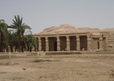 Templo de Seti I con el pico de el-Qurn al fondo.