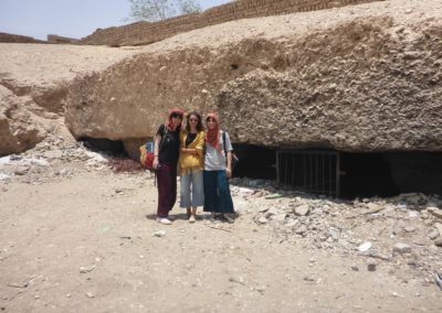 Marisol, Ana y Laura delante de una tumba-saff en el-Tarif.