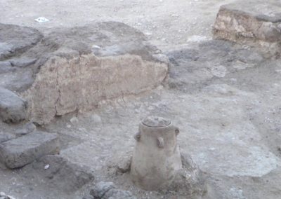 Detalle de la jarra de la dinastía XXVII todavía in situ.