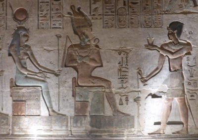 El rey Ptolomeo quema incienso y hace una libación frente a Osiris-Uennefer y la diosa Nut.