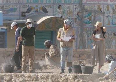 Organizando el nuevo frente de excavación delante del patio de entrada a la tumba de Djehuty.