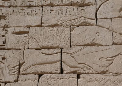 Ramsés III cazando un león, lanzando lanzas desde su carro.