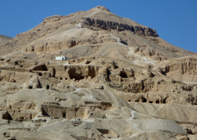 Pico de el-Qurn, con el mausoleo de Sheikh Abd el-Qurna.