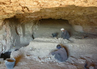 Yuma excava dentro de la tumba de Baki.