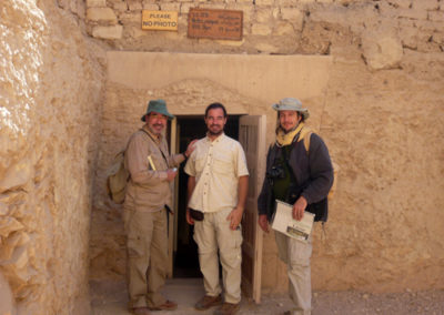 José Miguel, Nacho y Curro a la entrada de la tumba de Neferrenpet.