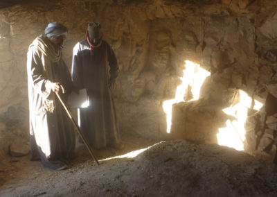 Alí muestra a Ibrahím dónde seguir excavando en la tumba de Baki.
