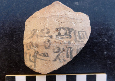 Ostracon con inscripción hallado en la tumba de Hery.
