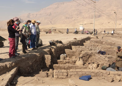 De visita en la “Ciudad Dorada” guiados por Afifi, el arqueólogo encargado de la excavación.
