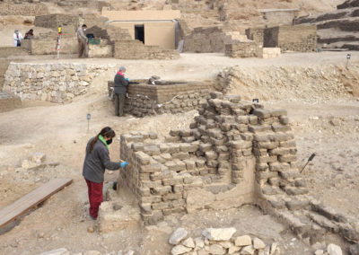 Carmen y Pía retocan las estructuras de adobe de la dinastía XVII.