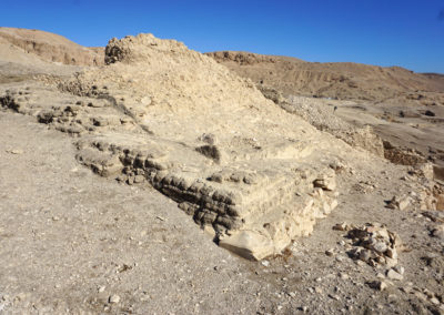 Restos de la pequeña pirámide que corona la tumba del visir Useramón.