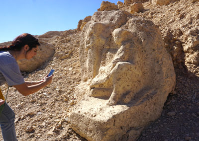 Laura hipnotizada por la estatua rupestre de Senenmut y su madre con la hija de Hatshepsut, Neferure.