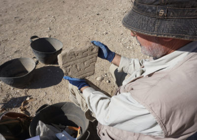 José Miguel halla en el nivel de basura un fragmento de inscripción en piedra arenisca.
