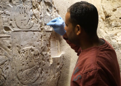 Ahmed Gaad revisa la limpieza y consolidación de las paredes de la cámara más interna de la tumba de Djehuty.