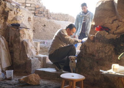 Rifai ayuda a Miguel Ángel con la restauración de la entrada a la tumba de Baki.