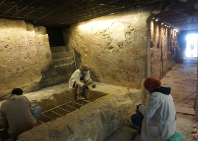 Asmaá, Fatima y Ahmed, limpian y consolidan la cámara más interna de la tumba de Djehuty.